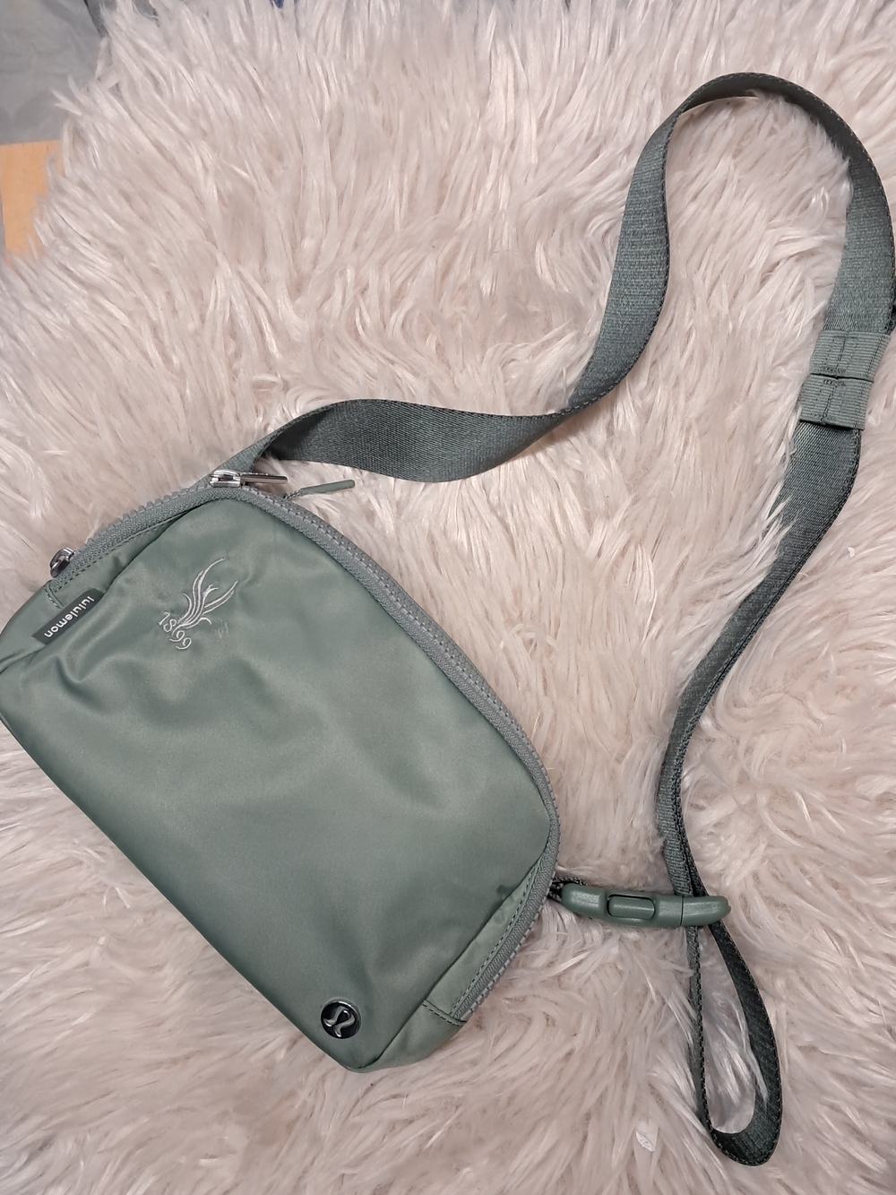 Lululemon Everywhere Belt Bag 1L Grey Sage with Deer Graphic Accent Like New - Picture 2 of 6